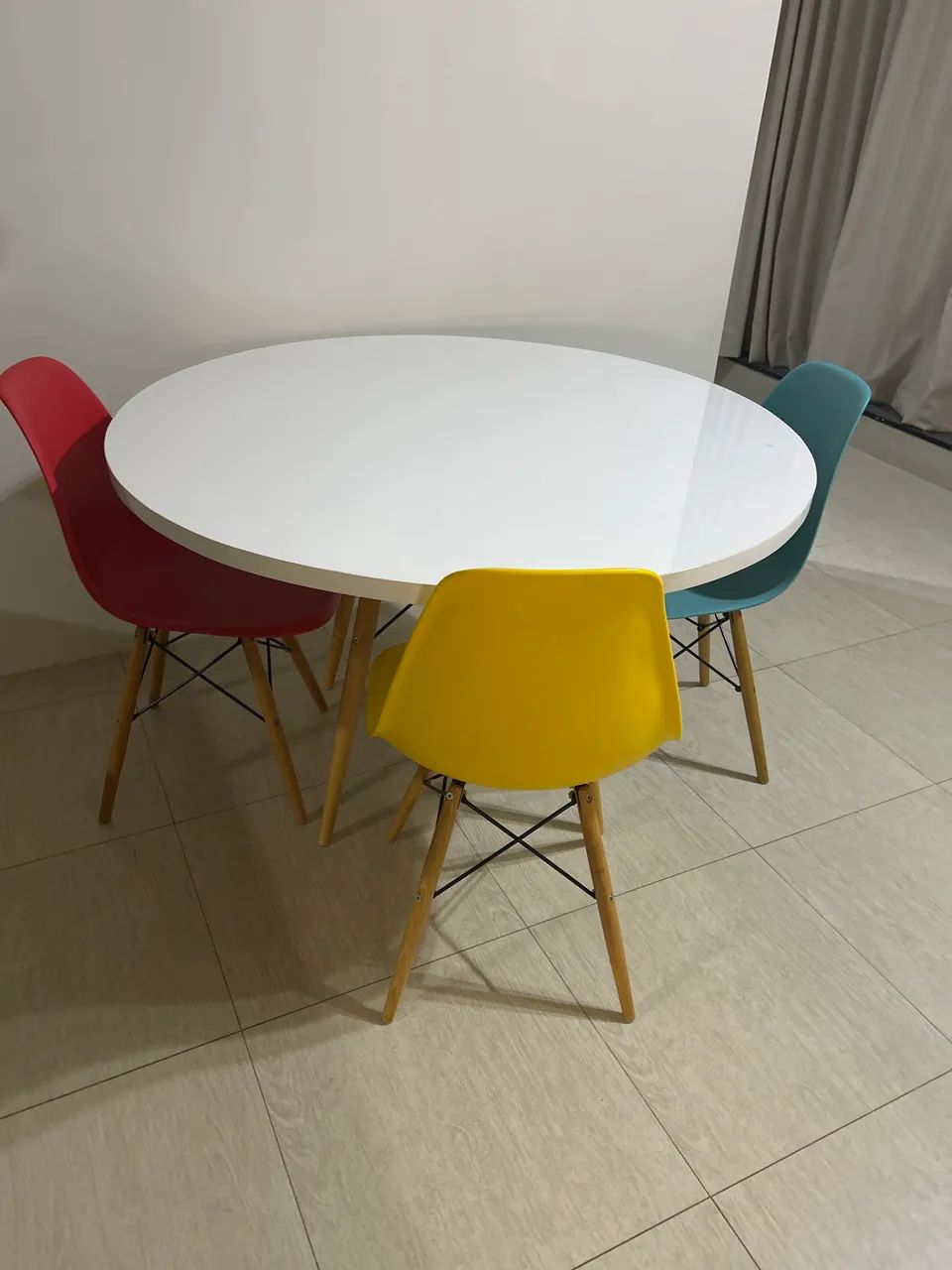Mesa com 3 cadeiras