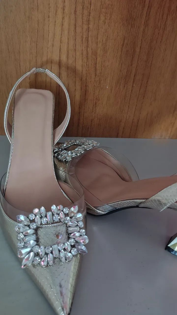 Sapato scarpin dourado 
