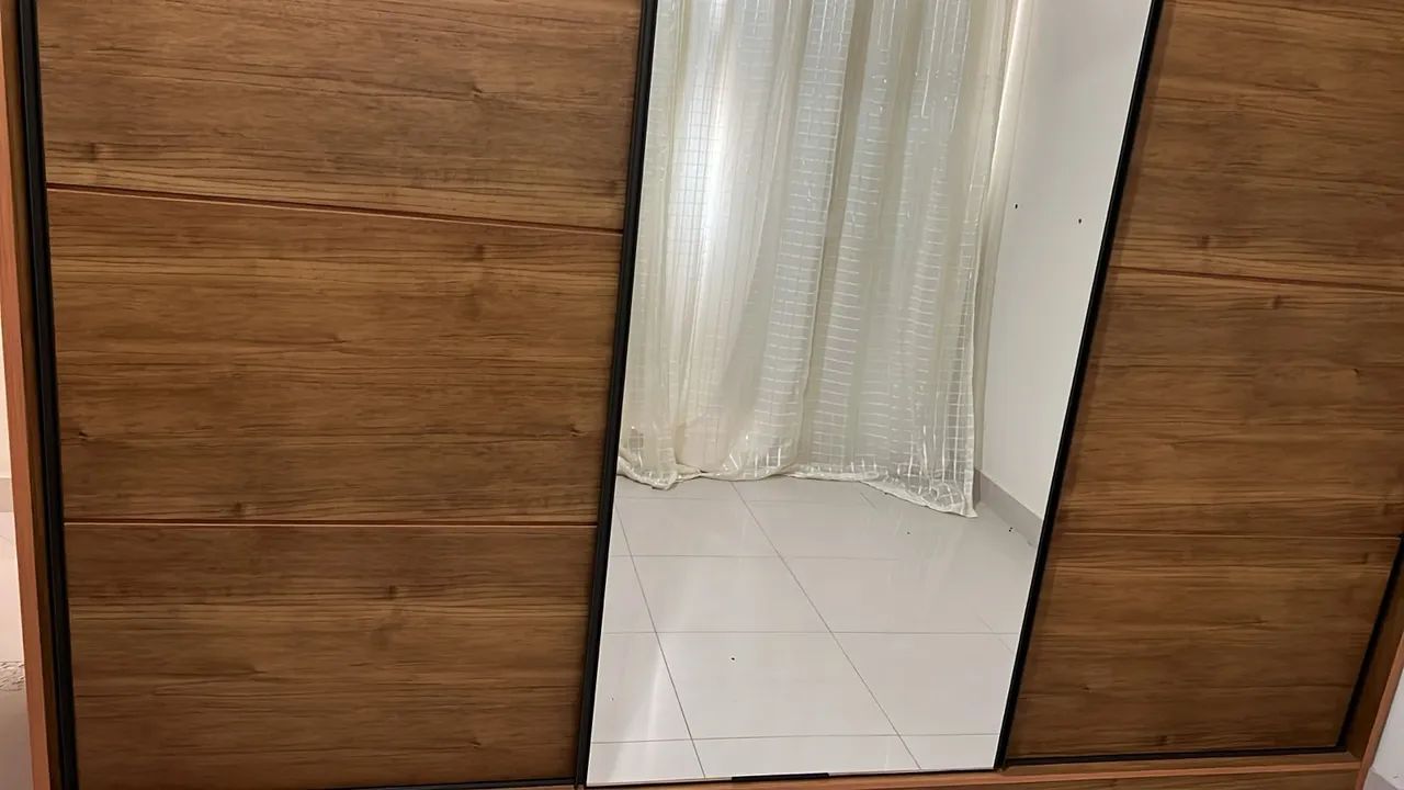 Quarda roupa grande, com espelho corpo inteiro