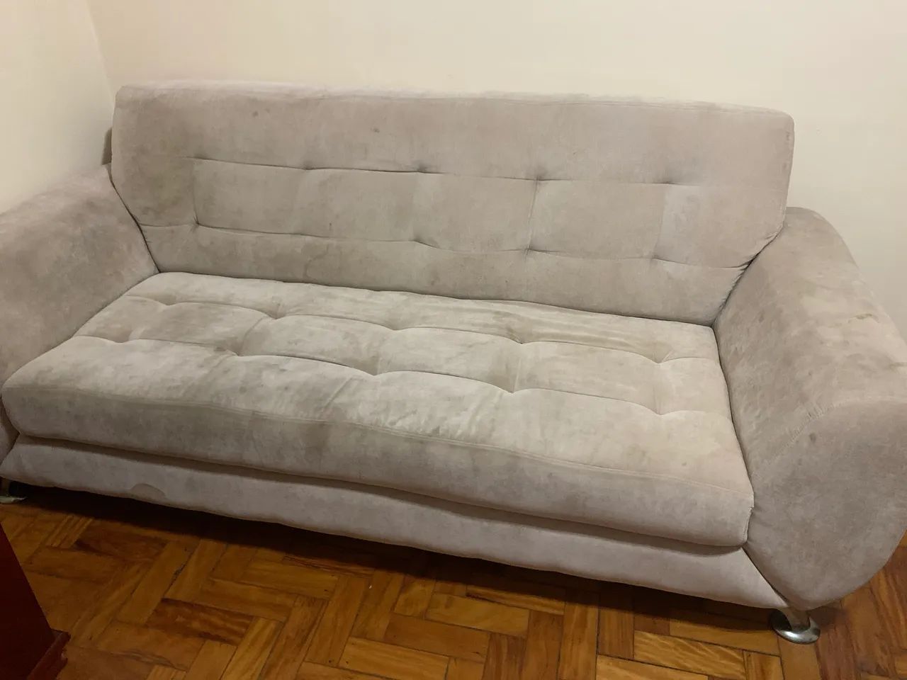 Sofá em excelente condições, sem nenhum rasgo, porém sujo.  - Foto 2