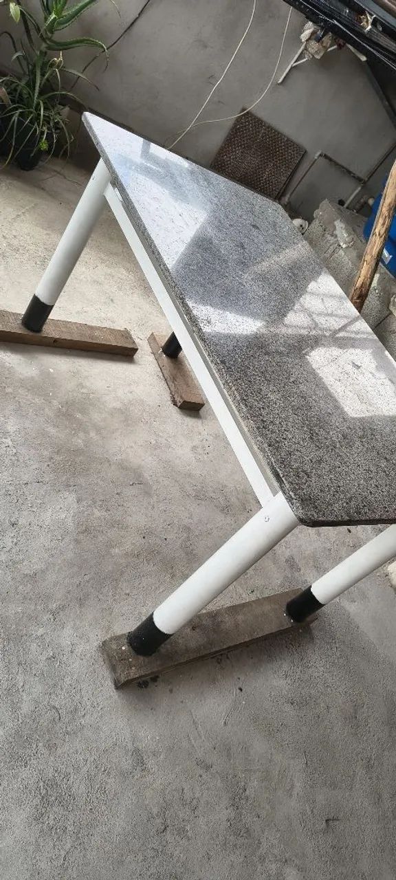 Mesa com pedra de granito 