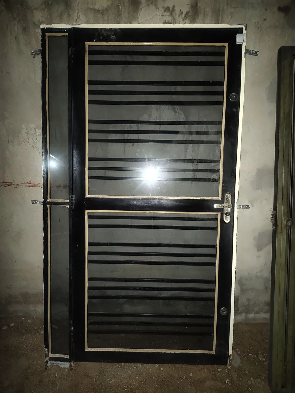 Porta de ferro bem conservada, já está com vidro.. valor 1500