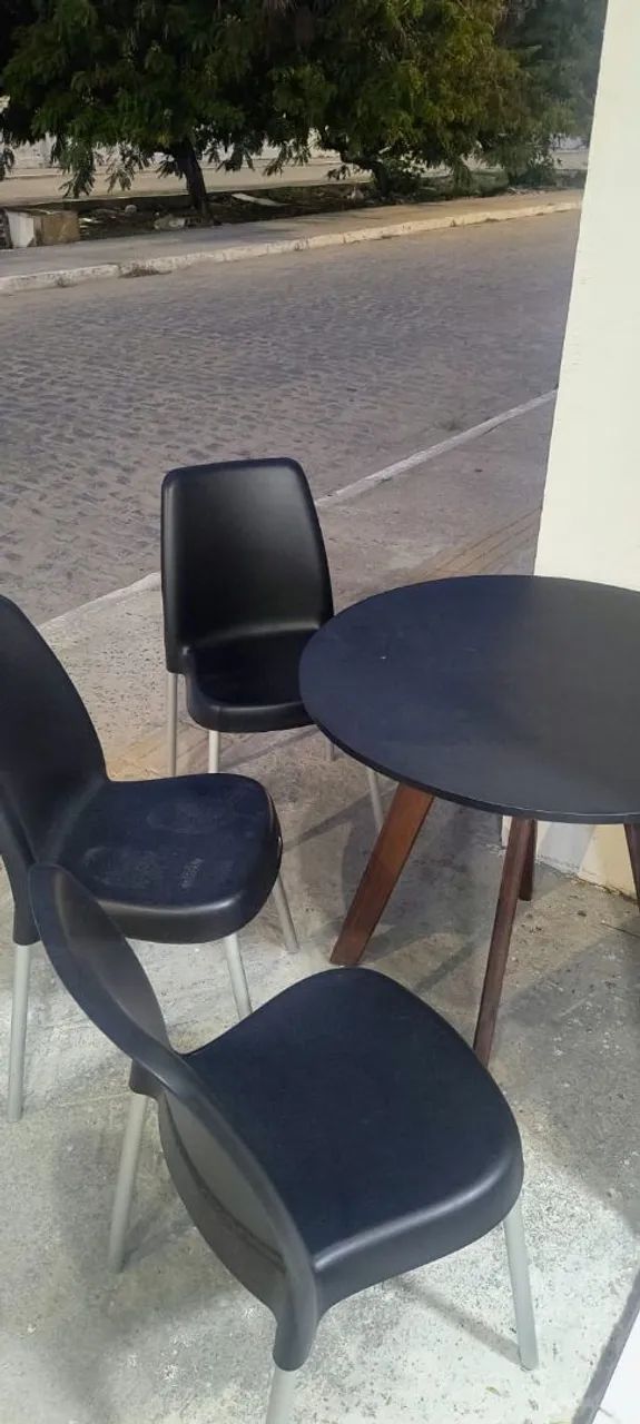 Jogo de mesa redonda com 3 cadeiras