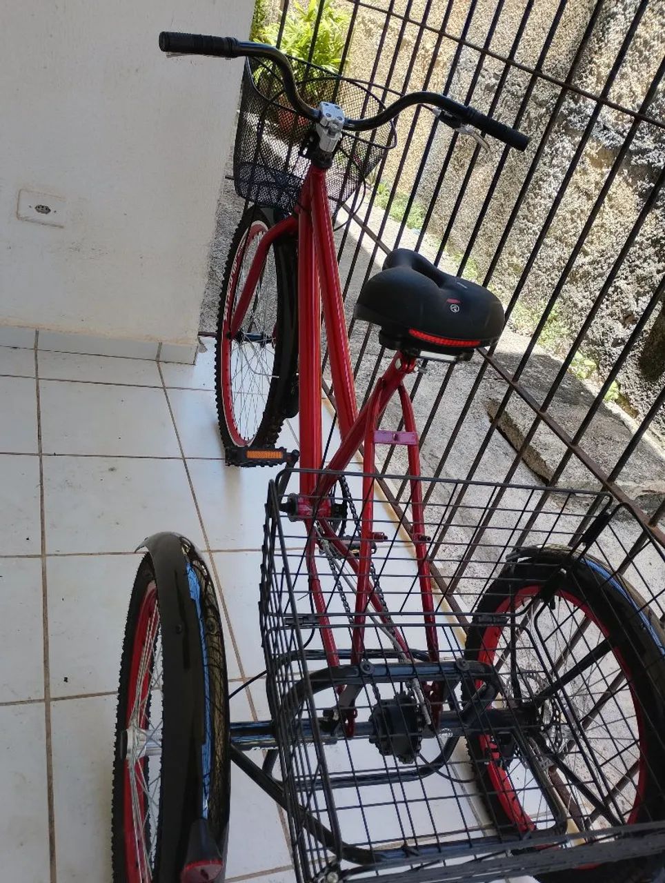 Triciclo na côr preto e vermelho  - Foto 2