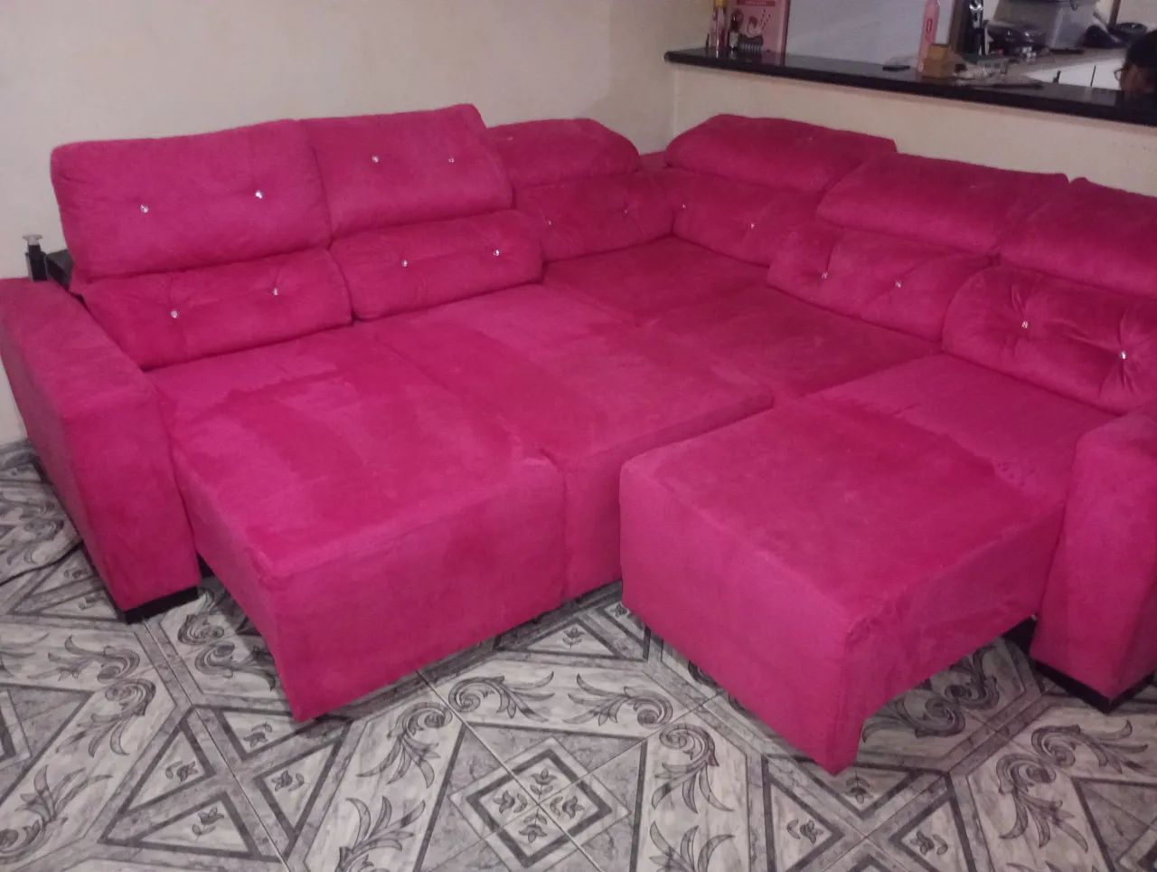 Sofá retrátil e reclinável com tomada em L