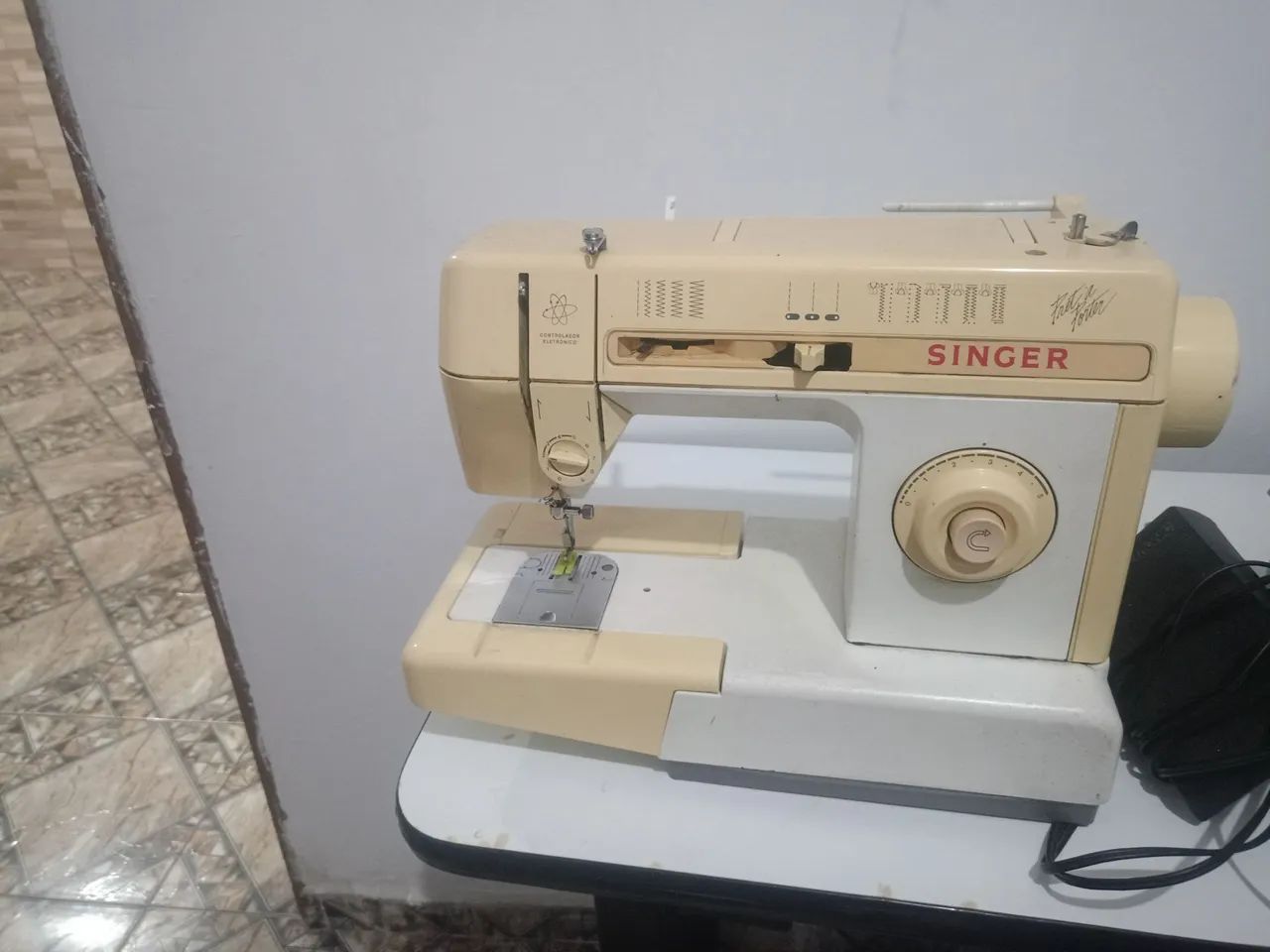 Vendo máquina Singer funcionando bem