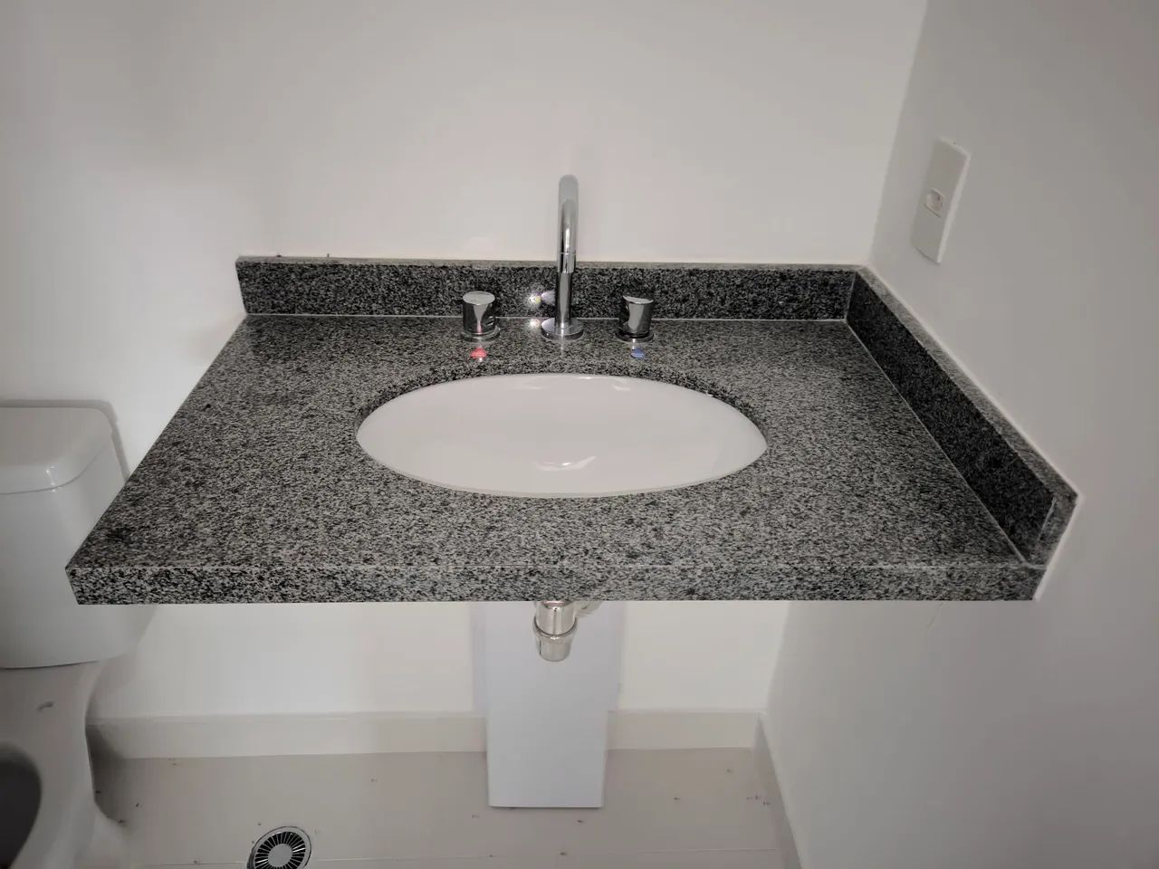 Pia granito 0,90m x 0,50m cinza para banheiro  - Foto 3