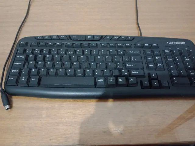 Vendo vários teclados e um mouse - Foto 3