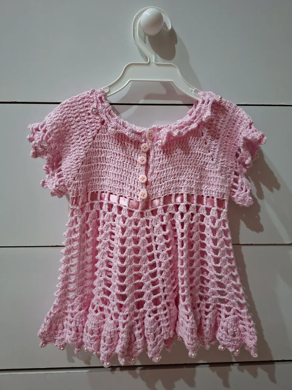 VESTIDO DE CROCHÊ ROSA COM PÉROLAS  - Foto 3