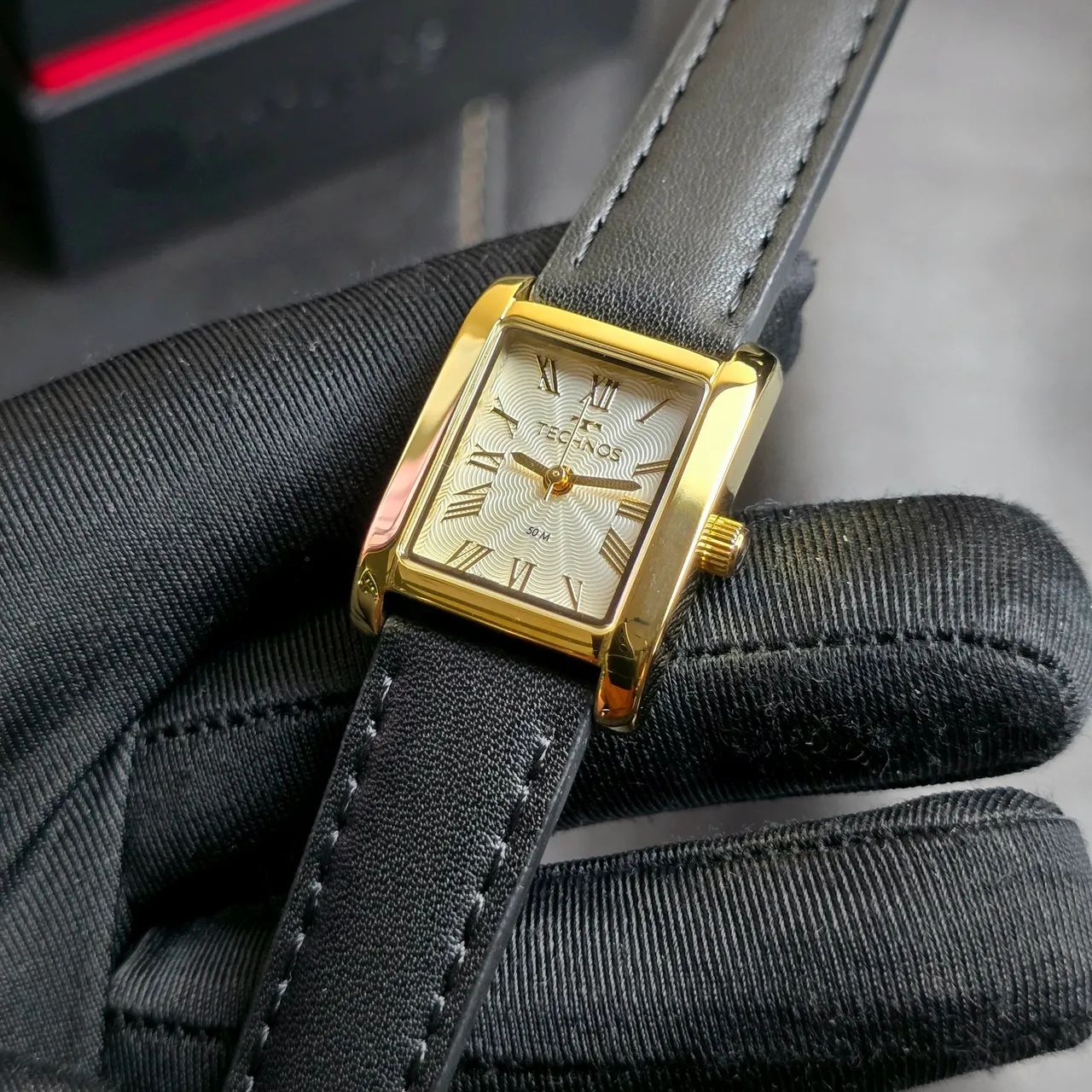 Relógio Technos Mini Quadrado dourado couro 2036NCL/0K - Foto 4