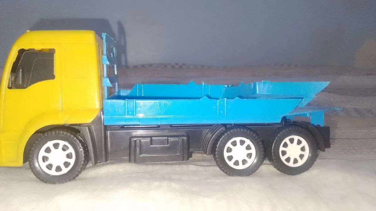 Miniatura caminhão. Está com a caçamba quebrada. - Foto 5