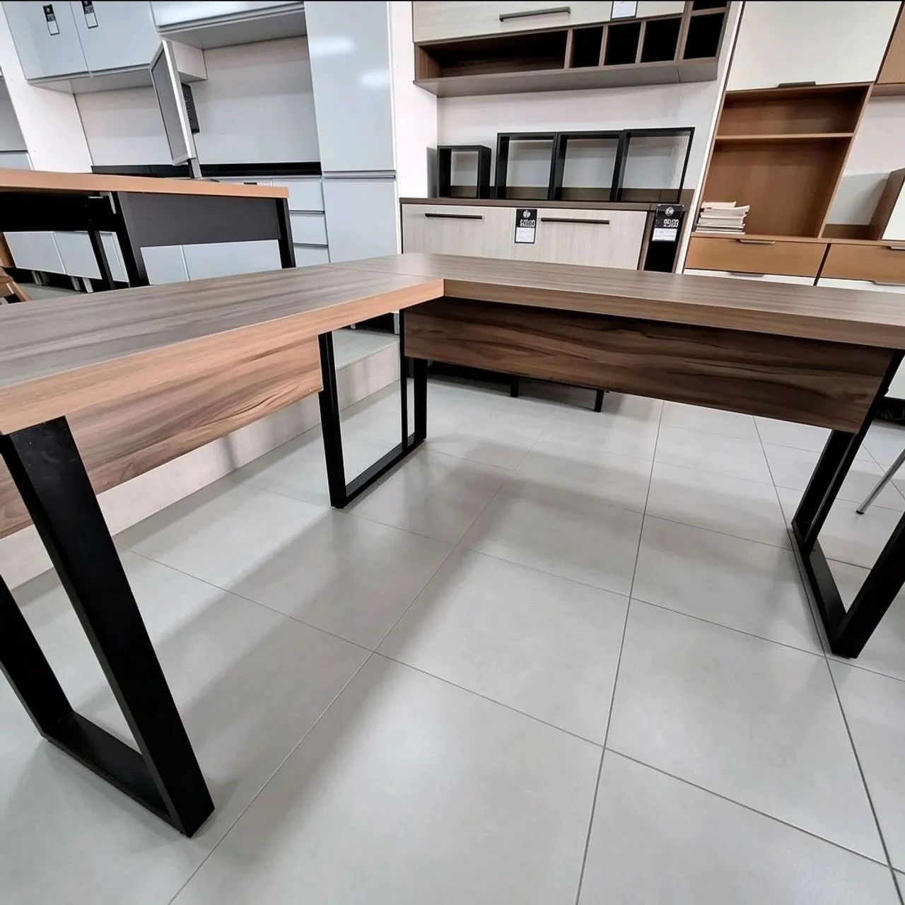 Mesa escritório em L, cor nogal e pés de ferro 