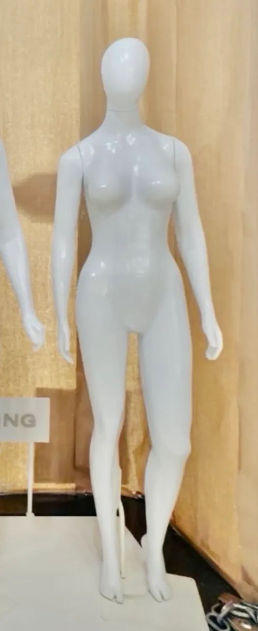 Manequim feminino de plástico em ótimo estado  - Foto 3