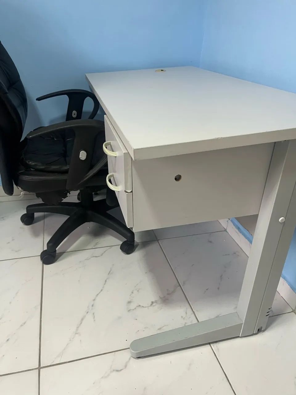 Mesa e cadeira de escritório 