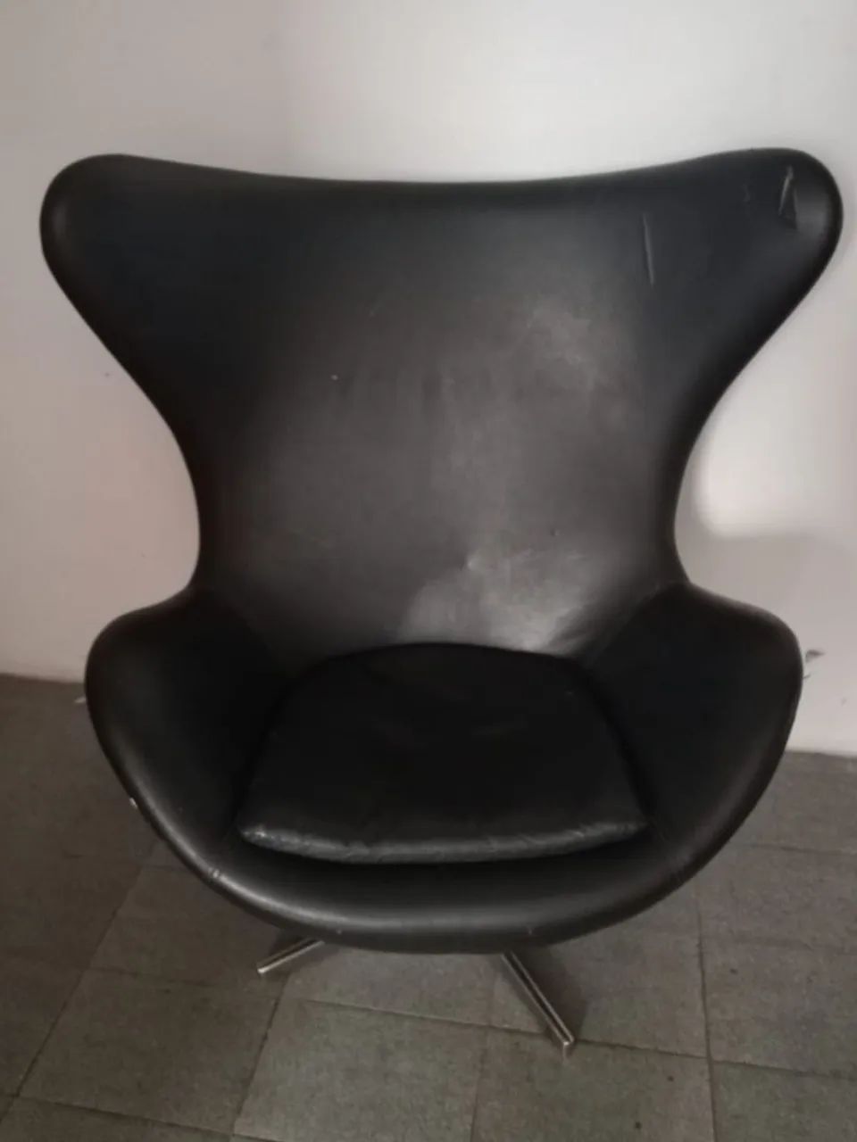 POLTRONA DE COURO FORMATO EGG