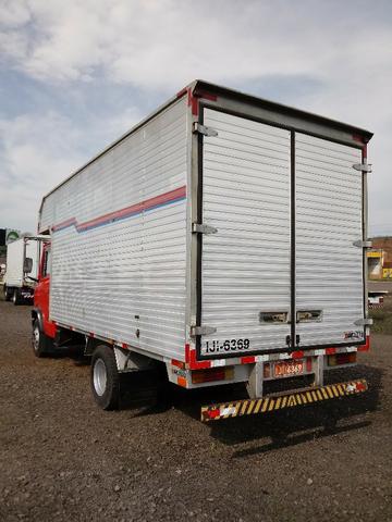 Mb 710 2000 c/baú 4,70mt - Foto 3