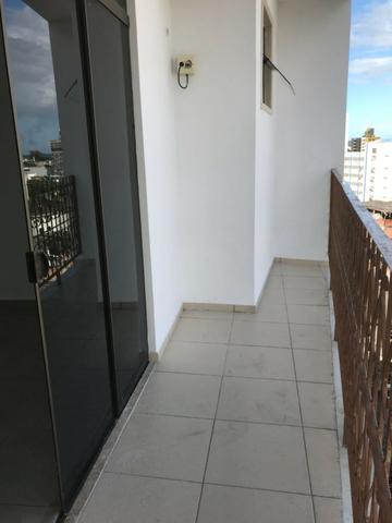 Excelente apartamento amplo,varanda, dependência completa - Foto 14