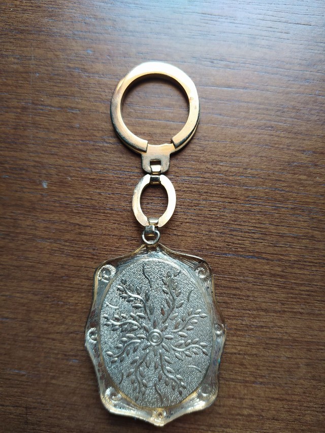 Chaveiro antigo com obra de arte em metal dourado - Foto 3