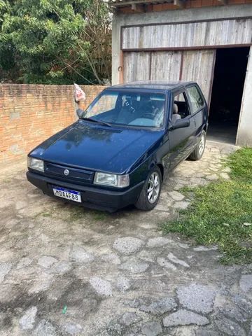 Carro semelhante ao Fiat Uno é cortado ao meio