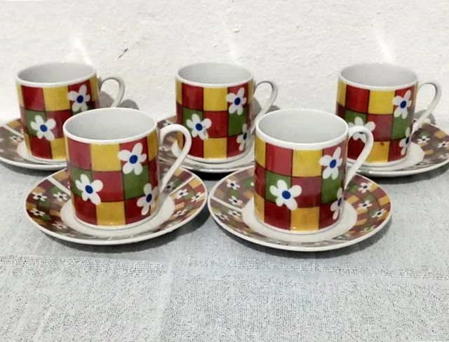 5 xicaras com 5 pires em porcelanas - Foto 2