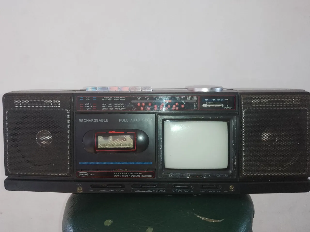 TV Portátil CCE TVP-5 3 em 1 - Televisão, Rádio e Gravador!