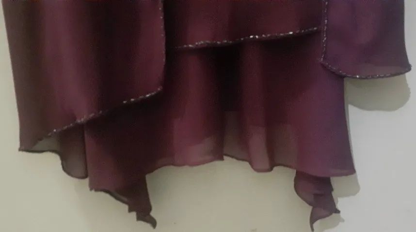 Magnífico Vestido Longo, cor Lilás com Cachecol, fenda e apliques, para Festas e Eventos. - Foto 3