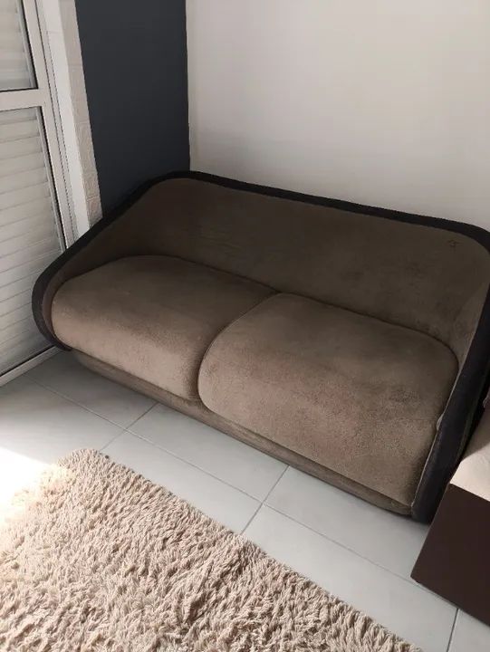 Sofá cama de dois lugares marrom