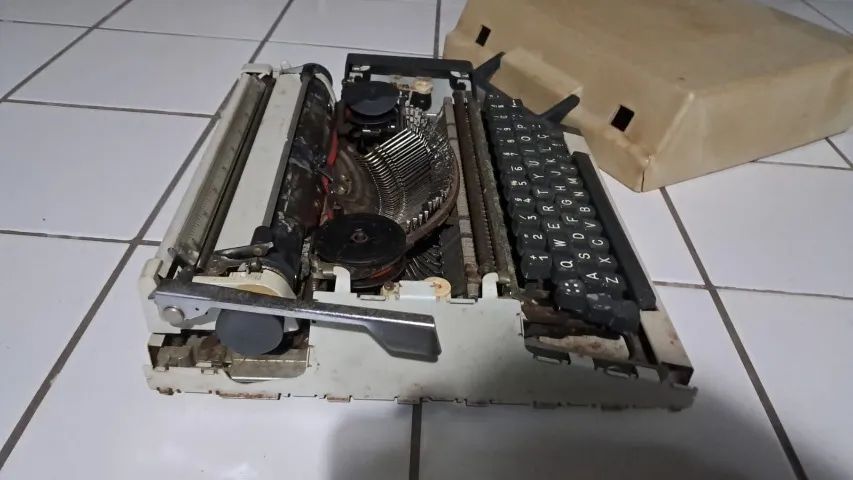 Maquina datilografia portátil antiga - Foto 2