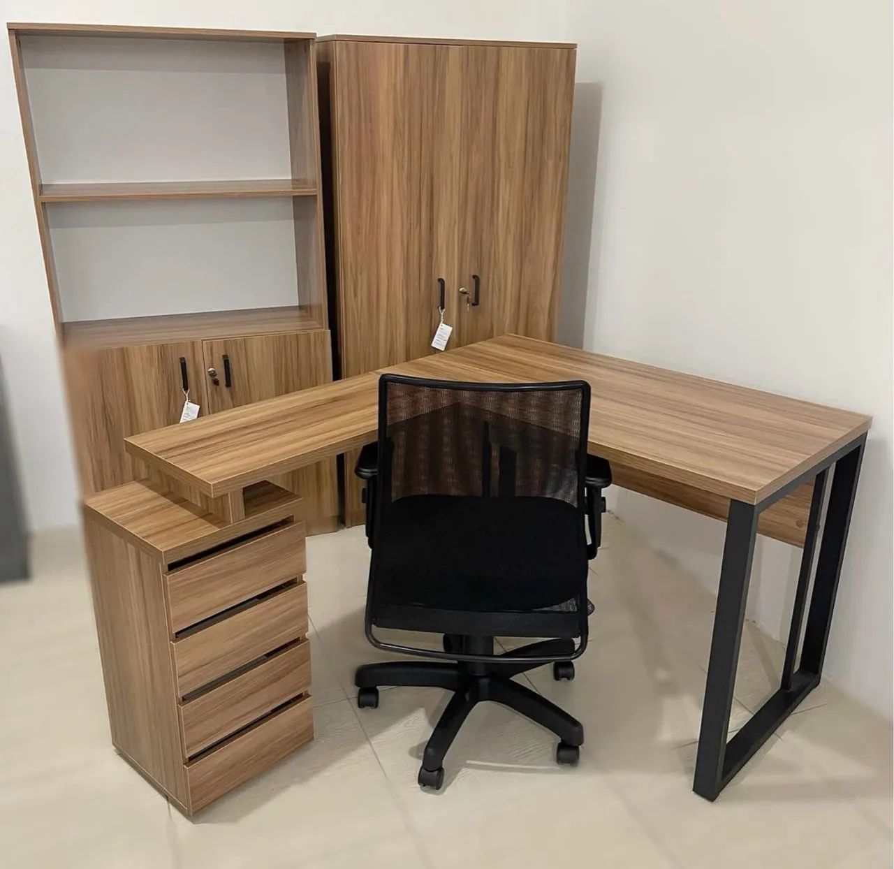 Mesa de Escritório L  com Gaveta e Armário