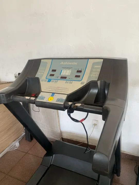 Esteira Athletic profissional semi nova - Foto 3
