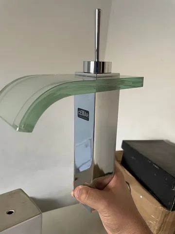 Vende-se Torneira Lavatório Monocomando Quadrada