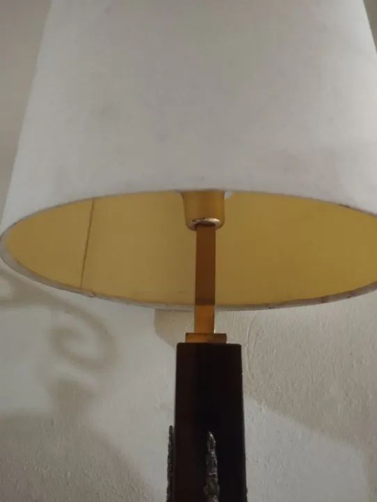 Abajur em mogno com detalhes em latão polido e cúpula branca década de 70 - Foto 2
