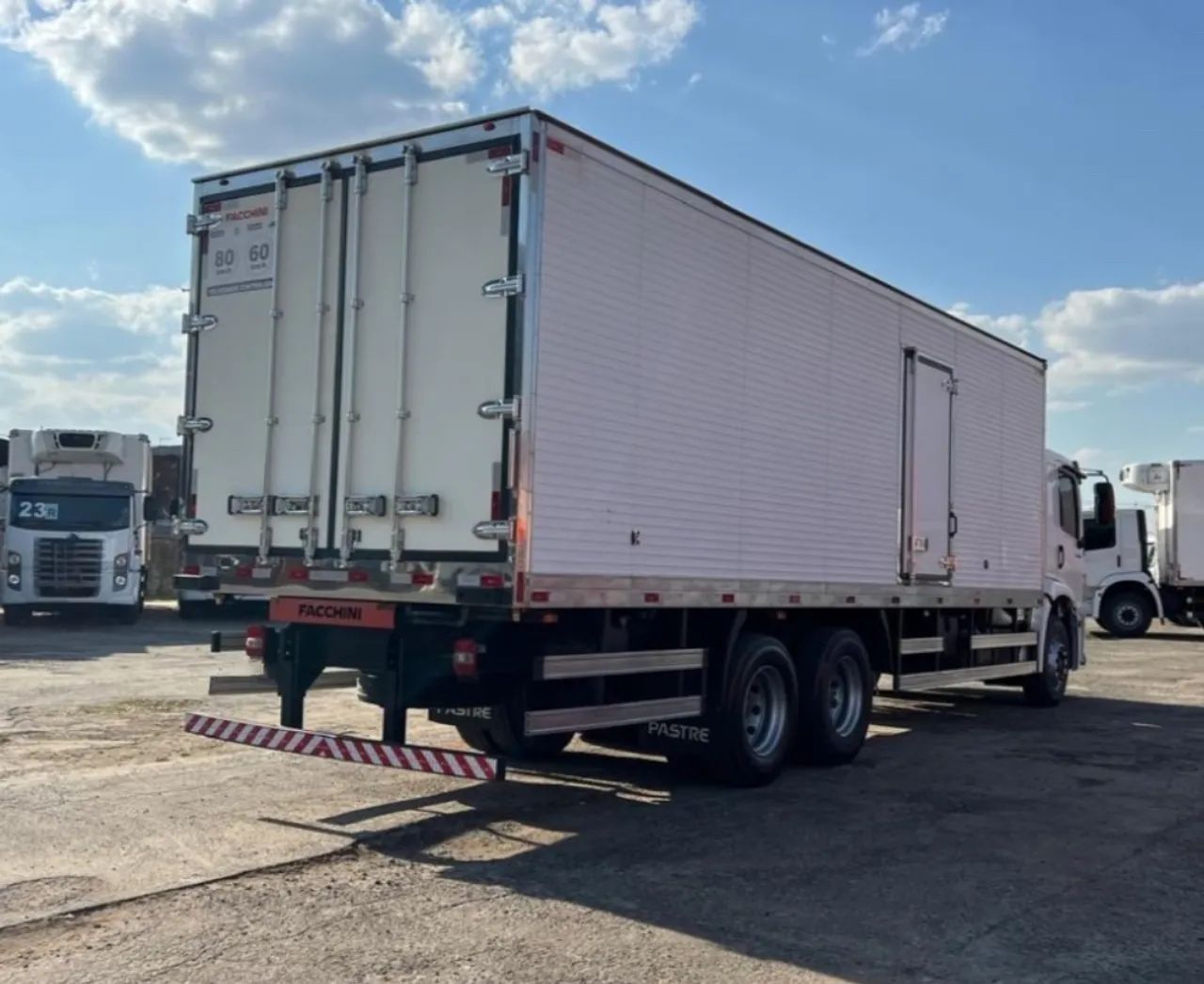 VW 24.280 ano 2022, 6x2 e baú refrigerado, em SP - Foto 3