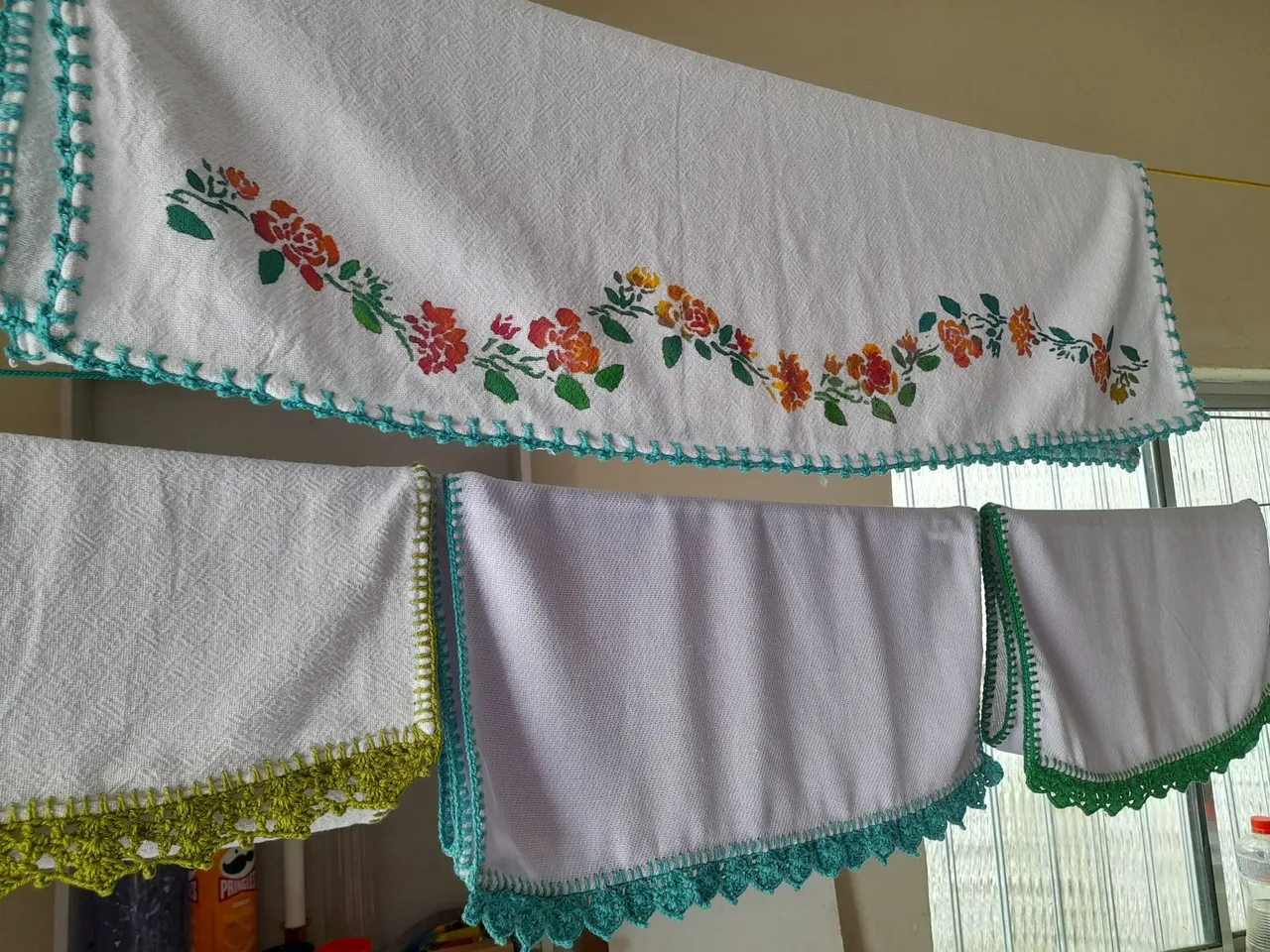 Toalhas de mesa e panos de prato artesanais com detalhes em crochê