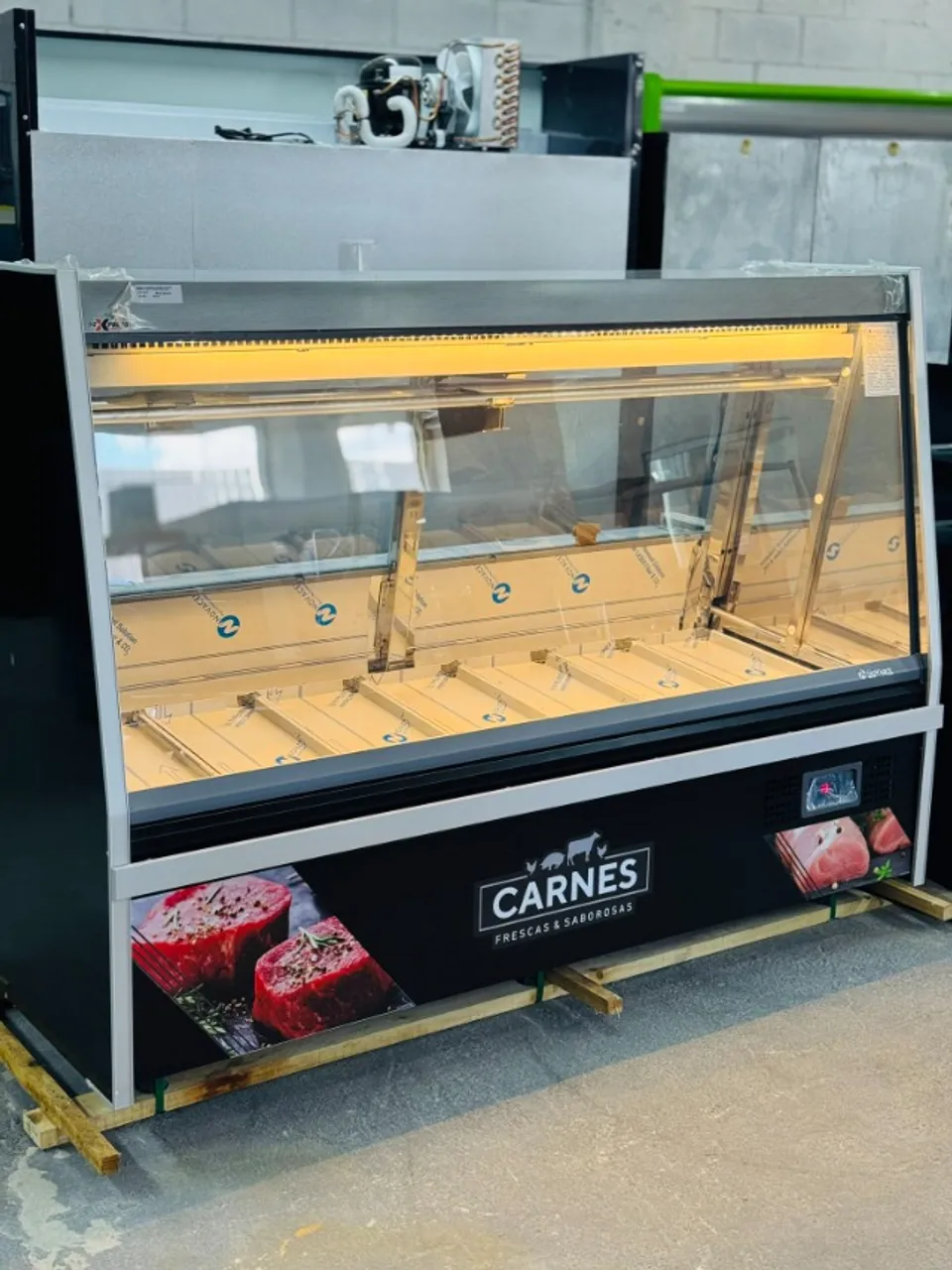 Balcão de açougue refrigerado 2m com gancheira e bandejas Gelopar semi novo (Ester)