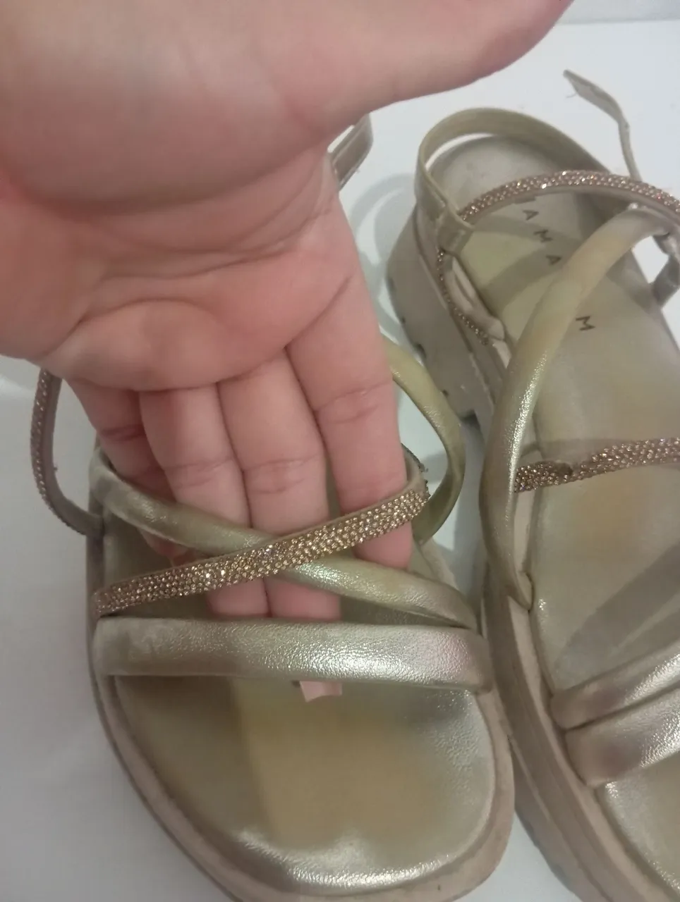 Sandália Feminina Dourada com Strass - Nova!