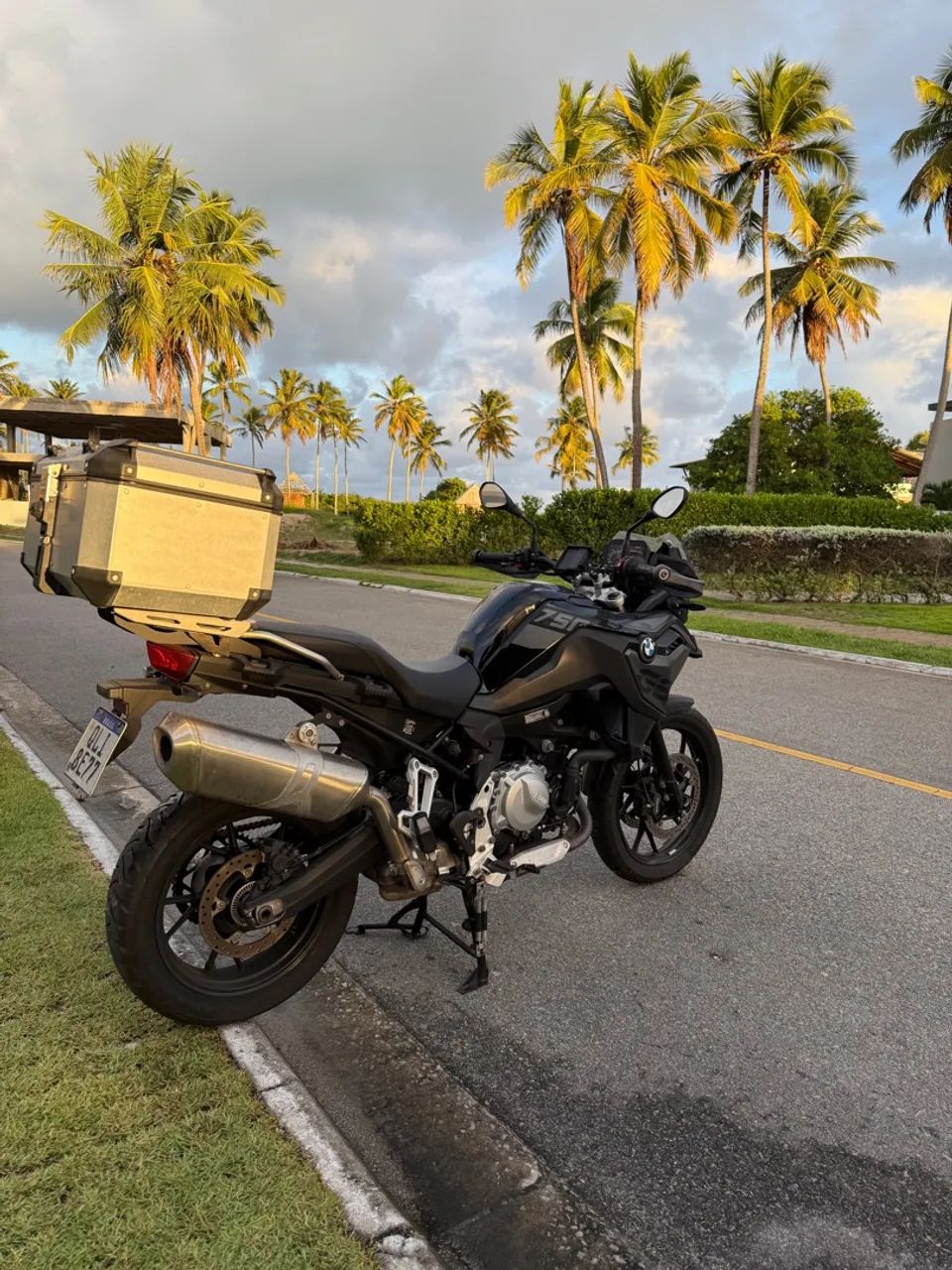 BMW F750 GS Premium 2023 - Ótimo estado, único dono, com bauleto