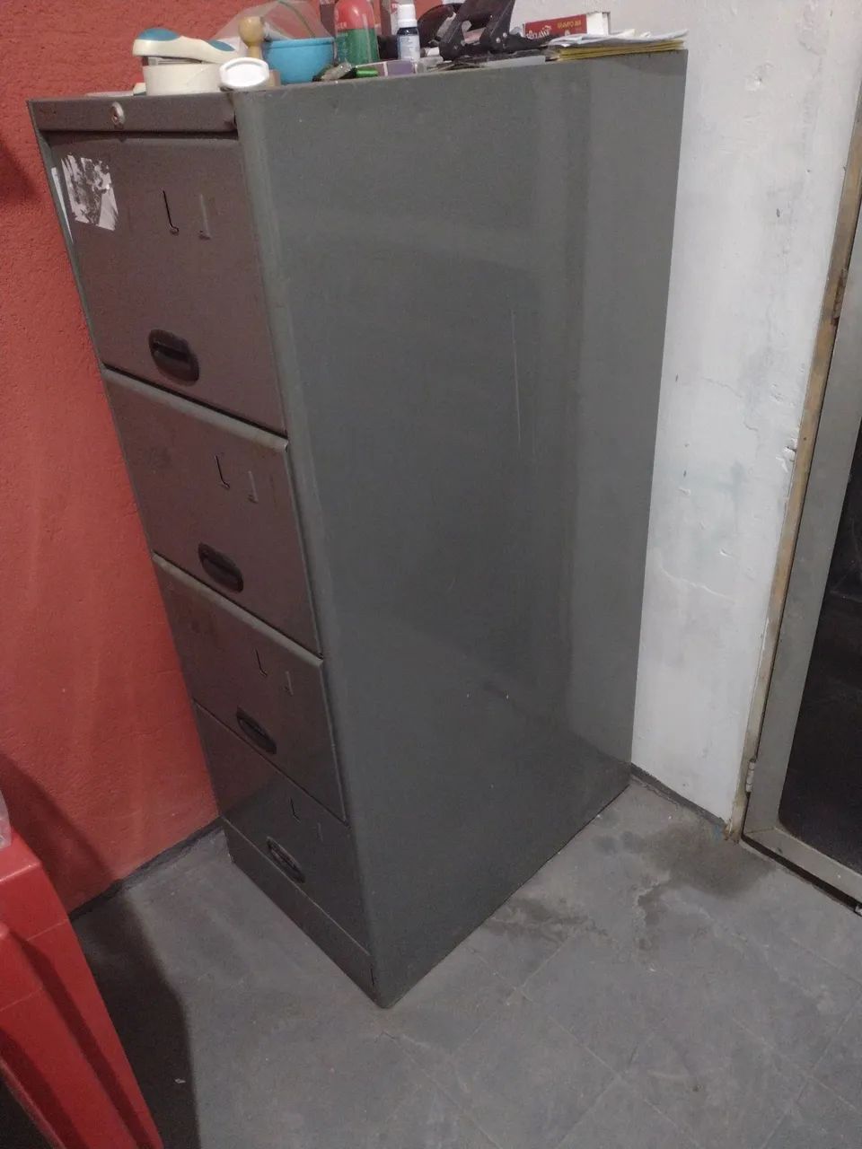 Arquivo de aço cinza com 4 gavetas