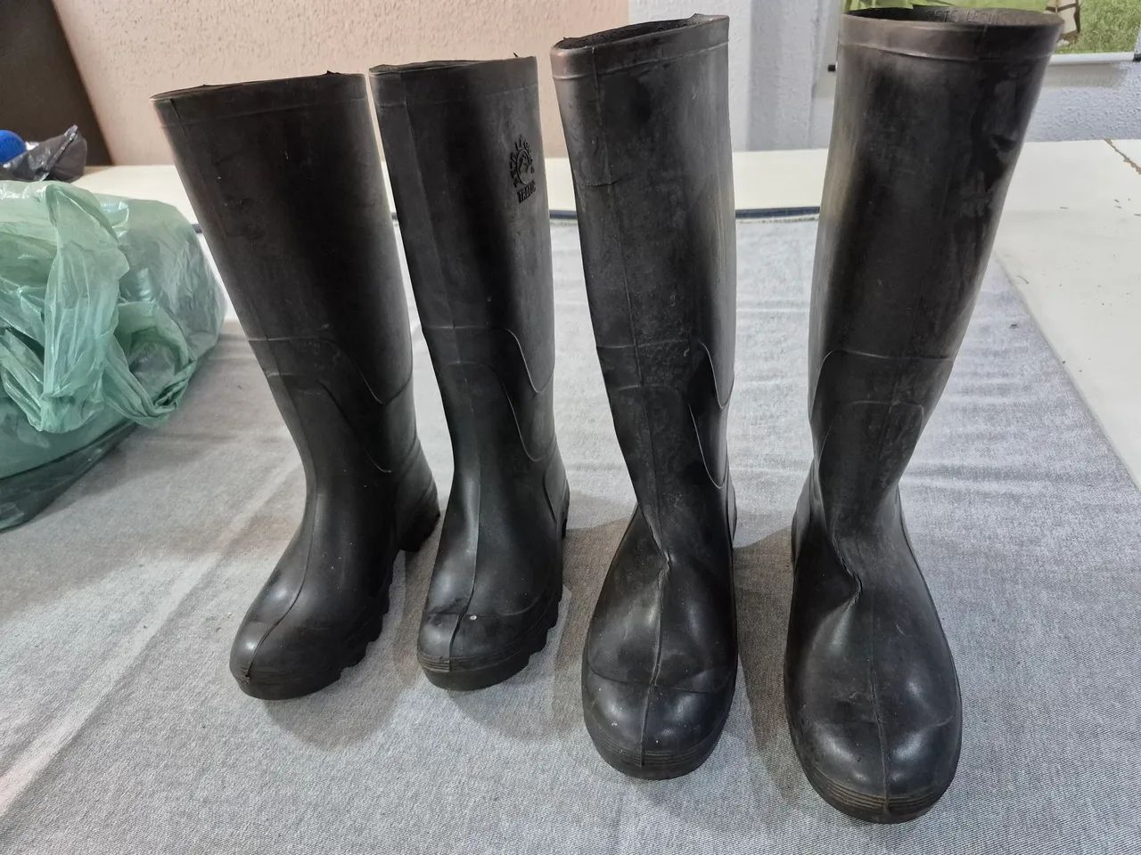 Dois pares de botas, numeração 42 e 37. - Foto 6