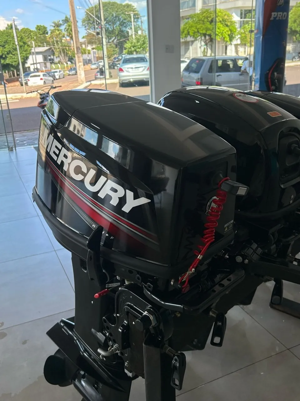 Barco de alumínio e motor de popa
