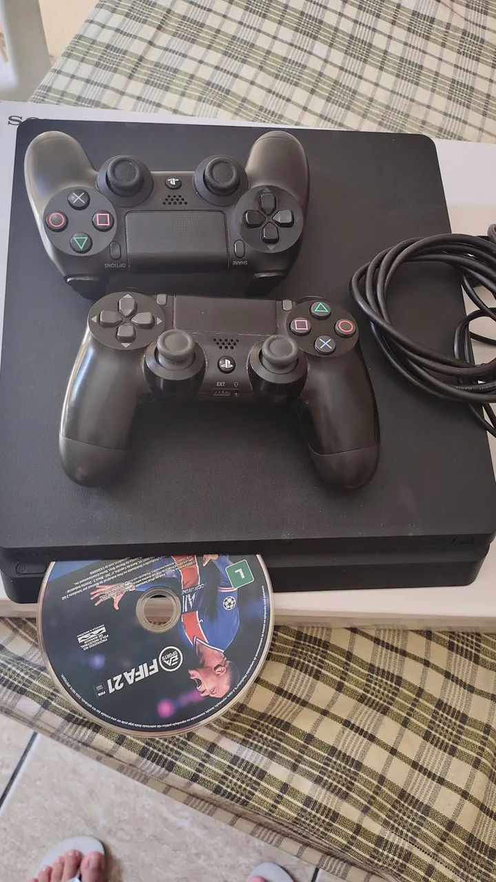 Playstation 4 com 2 Controles e Jogo FIFA 21