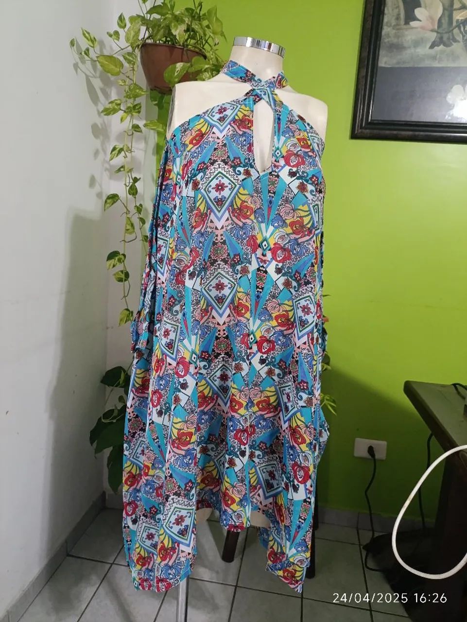 Saída de praia estampado azul e floral.