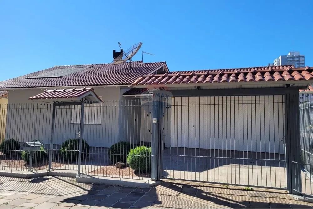 Casa com 3 pavimento, com piscina, salão Festas excelente área de lazer. - Foto 3