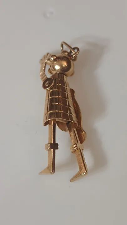 Pingente de ouro rosado modelo robô com movimento 