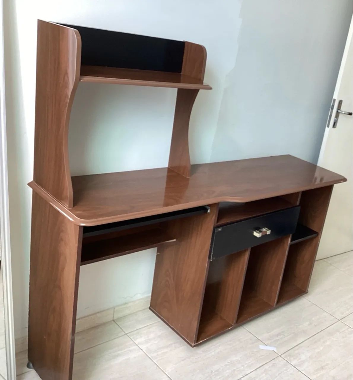Escrivaninha com Prateleira e Gaveta