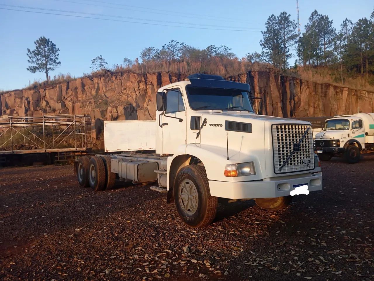 Caminhão Volvo NL 10 Traçado 6x4 