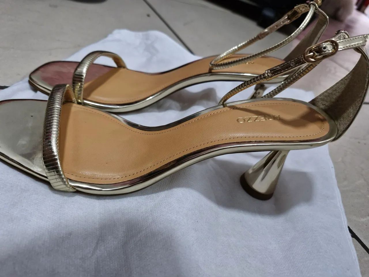 Sandália Salto Baixo Dourado AREZZO - Foto 2