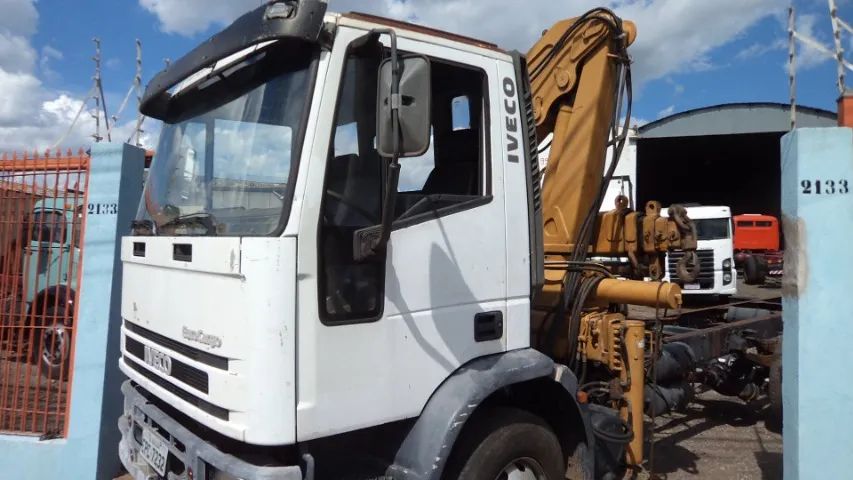  Caminhão Iveco 170 E 22 com munck, guindauto , guincho canivete  ano 2010