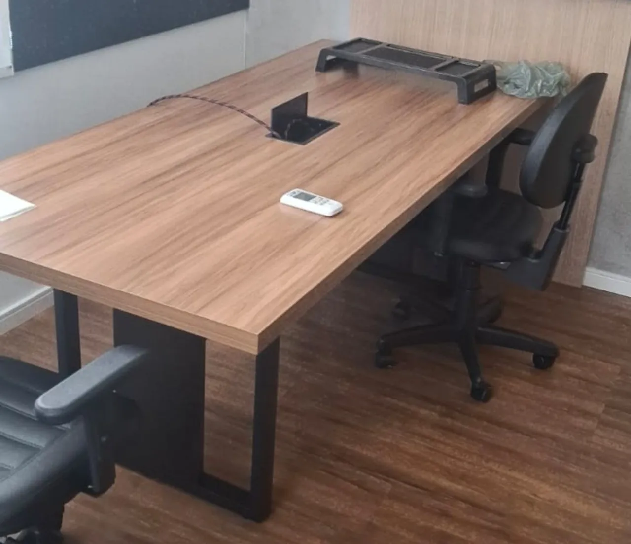 Mesa de escritório com design moderno