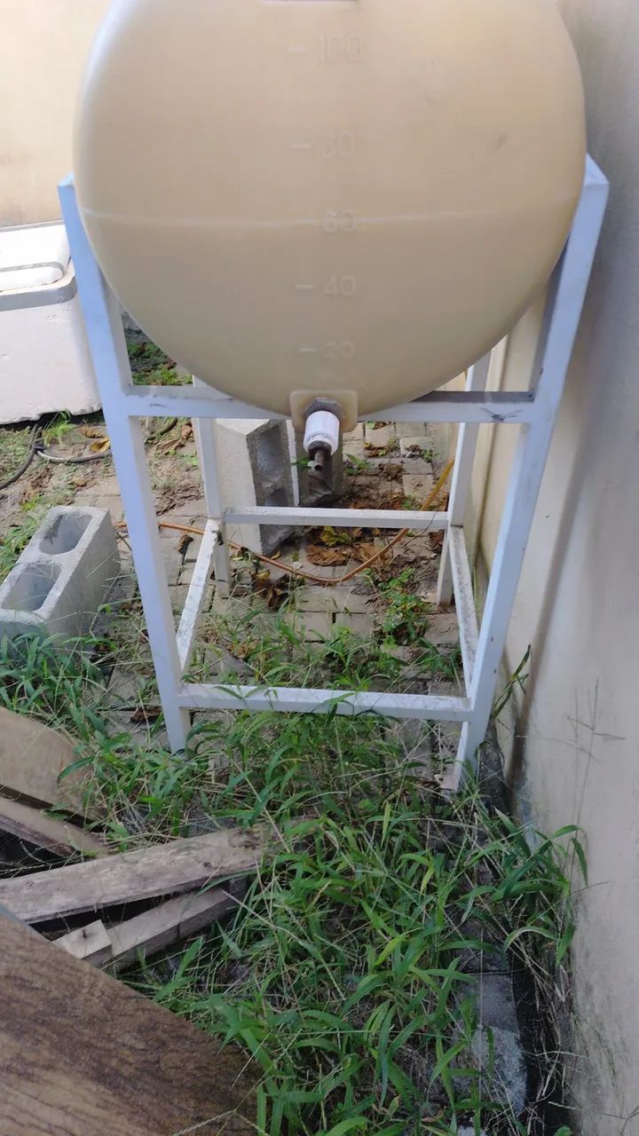 Tanque de água de 100 litros com suporte
